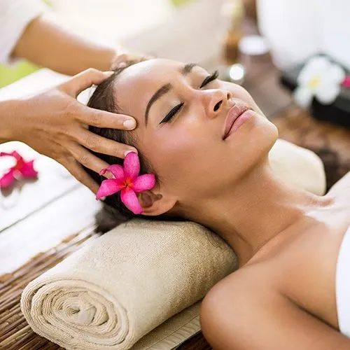 Entspannende Kopfmassage einer Frau in luxuriöre Umgebung