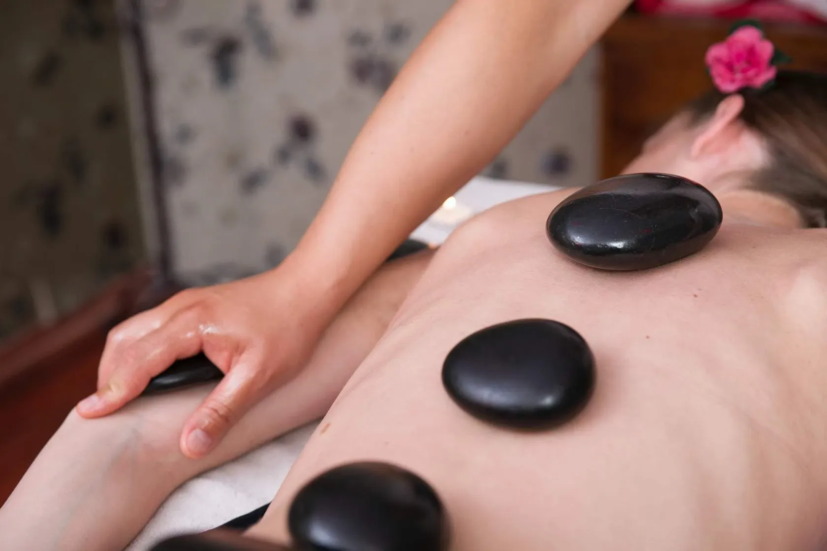 Entspannende Hot Stone Massage
