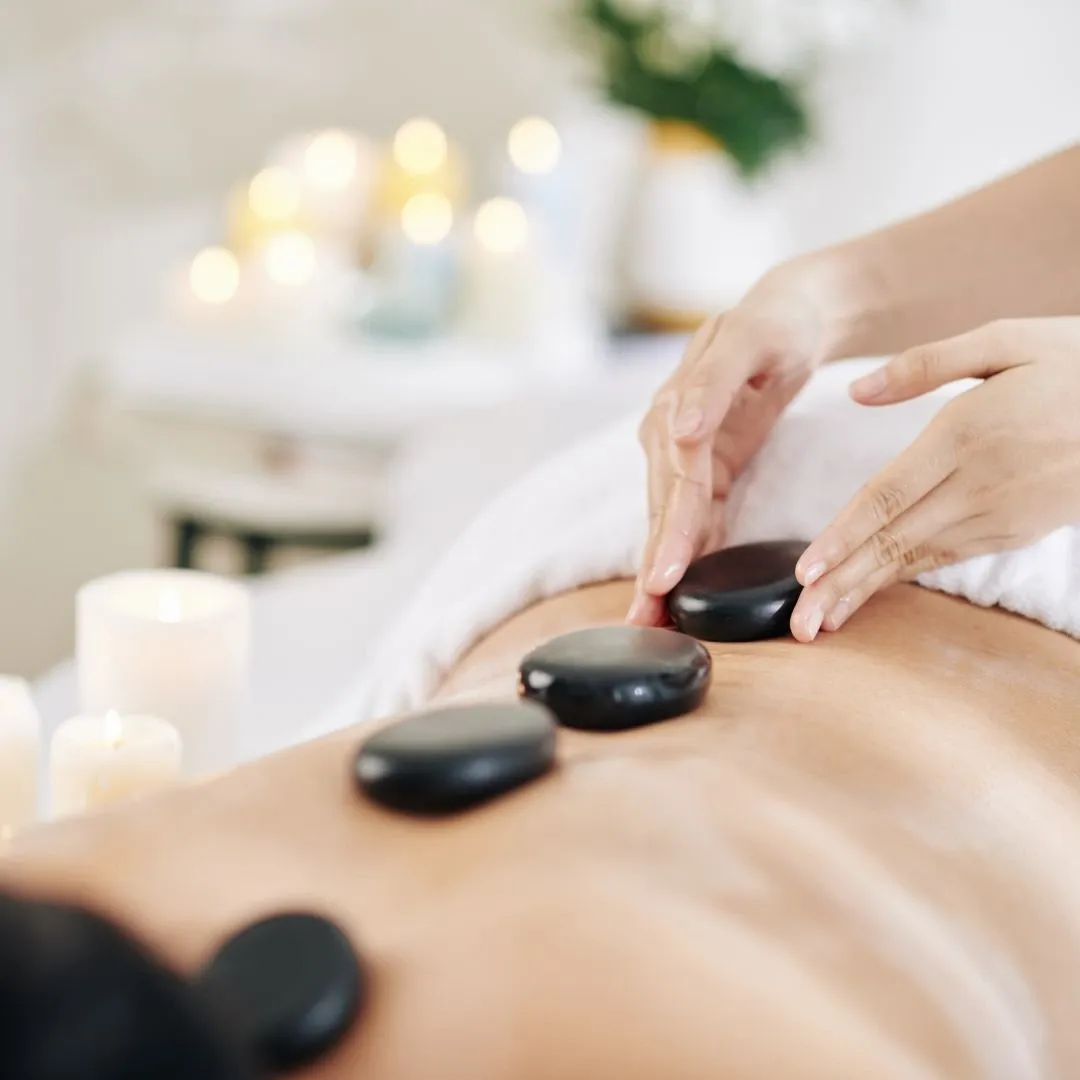 Traditionalle Massage mit Steinen