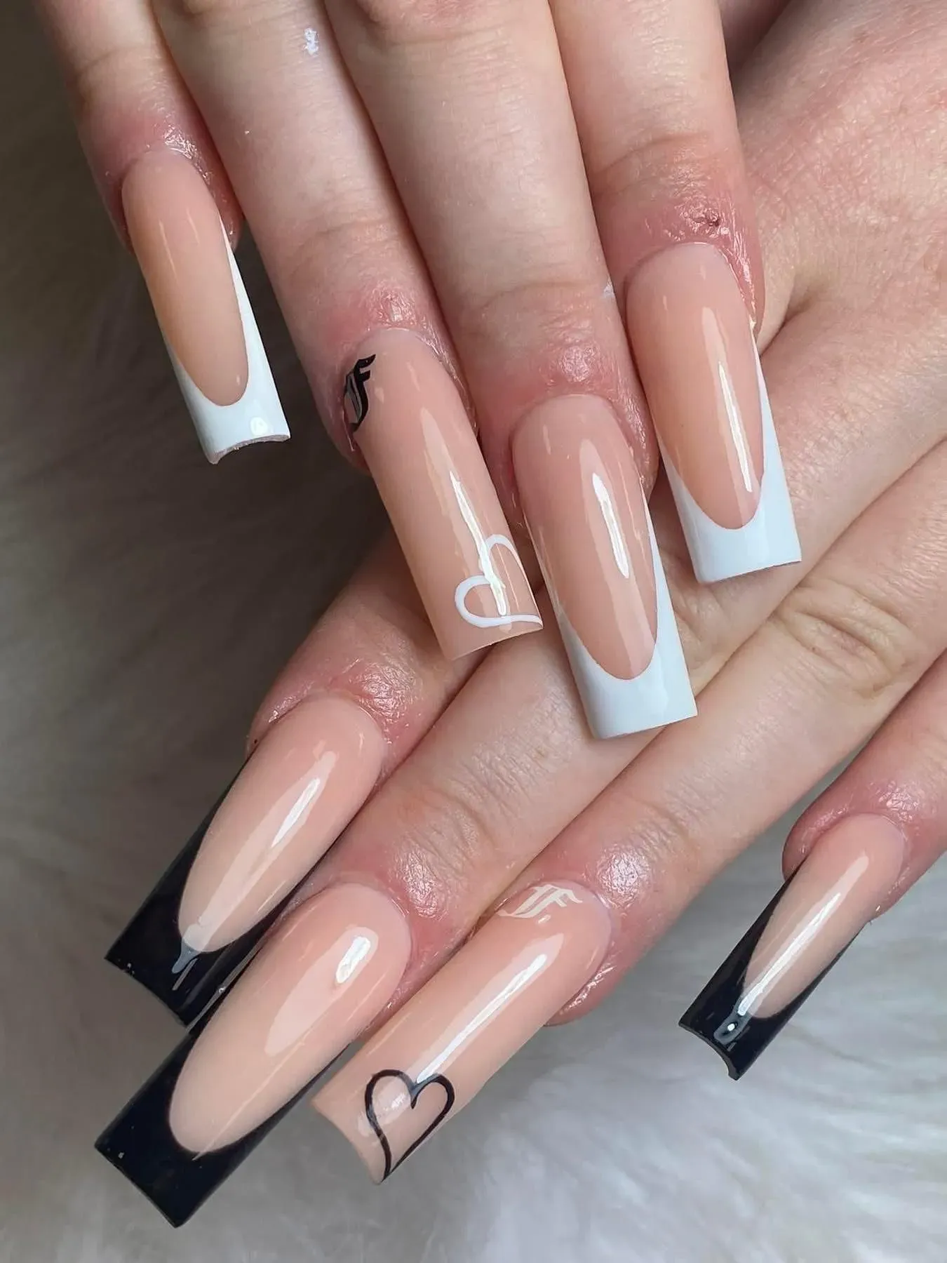 Closeup von Nail Art mit schwarzen und weißen Details.