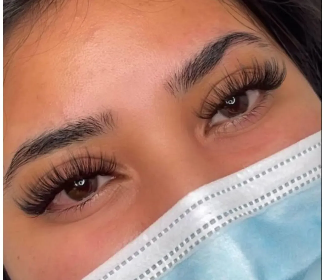 Model mit professionell gemachten Wimpern und Augenbrauen